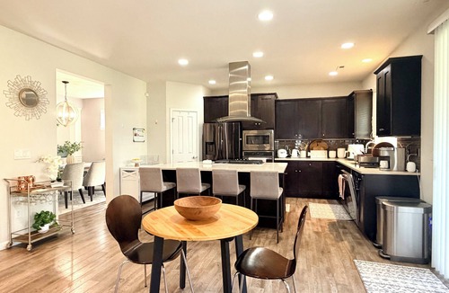 Maple Heights-Lake Desire House | Executive 4BR/3BA, Home Theater + Fitness Room, 60-90 Day Lease, Renton