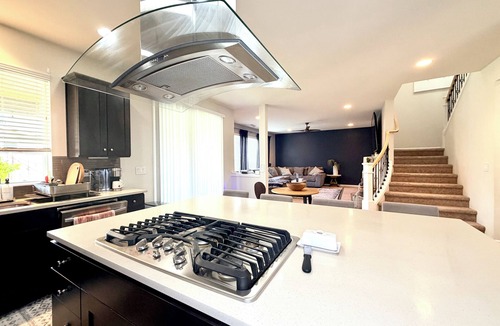 Maple Heights-Lake Desire House | Executive 4BR/3BA, Home Theater + Fitness Room, 60-90 Day Lease, Renton
