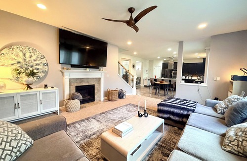 Maple Heights-Lake Desire House | Executive 4BR/3BA, Home Theater + Fitness Room, 60-90 Day Lease, Renton