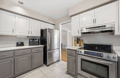 Bedford House | Executive 7 bedrooms 3.5 Bathrooms