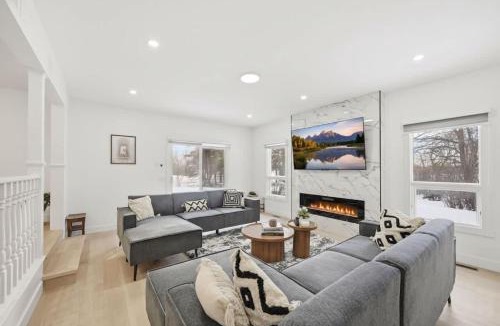 Airdrie House | Executive Acreage 3 King Beds Fireplace AC