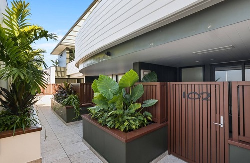 Collaroy Apartment | Executive apartment next to Long Reef Golf Course close to Beaches