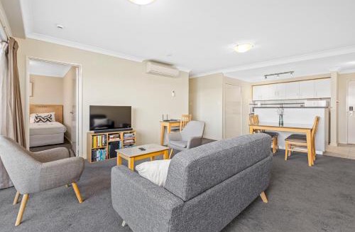 Perth Central Business District Apartment | Executive Apartment, Parking, Pool in Perth