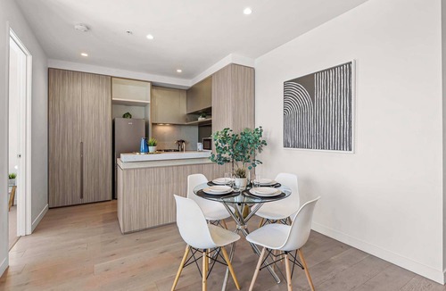 Port Melbourne Apartment | Executive apt. +views +parking in beachside resort