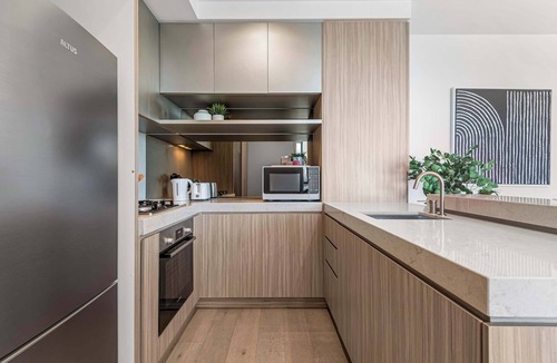 Port Melbourne Apartment | Executive apt. +views +parking in beachside resort