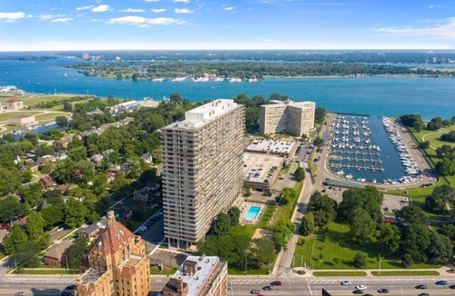 Detroit Apartment | Executive Balcony Suite Downtown Detroit
