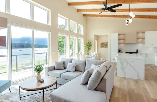 Regional District of Nanaimo House | Executive Beach House - Oceanfront and Waves