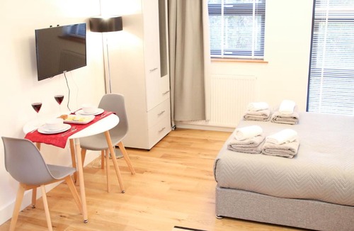 Sydenham Apartment | Executive Bright and Airy Studio Apartment in Sydenham