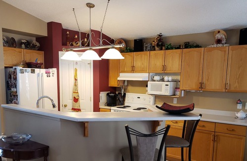 Spruce Grove House | Executive Comfort with Hot Tub. 13 minutes from WEM