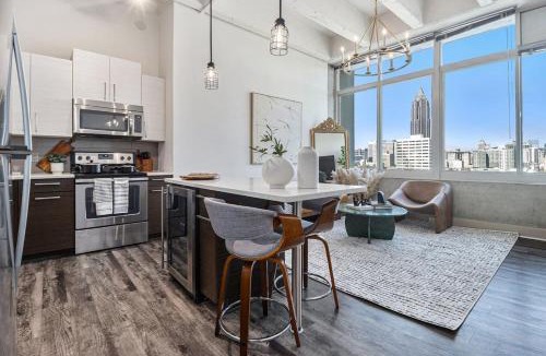 Downtown Atlanta Apartment | Executive Downtown Atlanta Condo Steps From Dragon Con and Convention Center Plus Free Parking