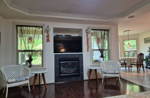Maple Ridge Bed & Breakfast | Executive Family Haven · Exclusive, Entire Floor – Sleeps 8,
