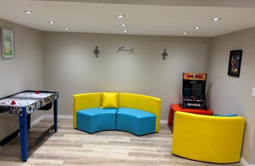 Southeast Calgary Villa | Executive family House New Air conditioner 19 minutes YYC 5 minutes Chinook Mall Walk to C Train Free Banff Park Pass 4 Bed rooms 4Queen Bed plus kids play Room