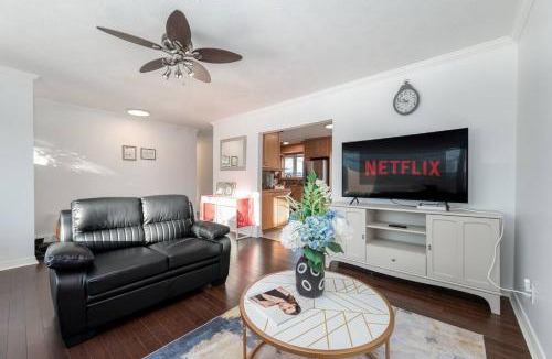 Southeast Calgary Villa | Executive family House New Air conditioner 19 minutes YYC 5 minutes Chinook Mall Walk to C Train Free Banff Park Pass 4 Bed rooms 4Queen Bed plus kids play Room