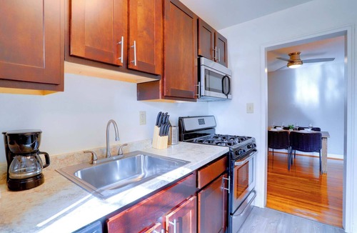 Northeast Alexandria Apartment | Executive-Friendly Apt in Old Town North | Gym