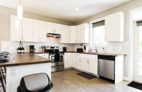 Jasper Place House | Executive Home - Long Stays - Garage - WiFi & NFLX