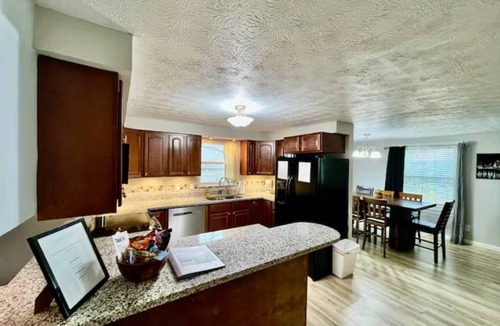 Lindenwald House | Executive Home - Work Ready - Garage - Dogs OK - 600 Mbps Internet - Pool Table