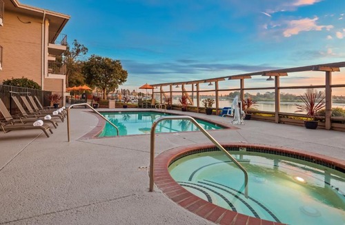 East Peralta Hotel | Executive Inn & Suites Oakland