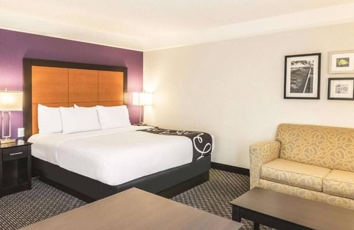 Airport North Hotel | Executive King | La Quinta Orlando | Free Breakfast | Shuttle to Airport