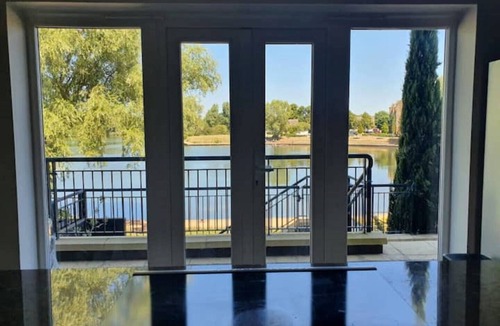 Caldecotte House | Executive Lakeside 4 Bed Townhouse