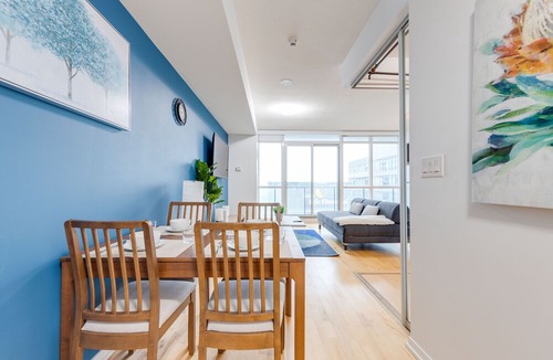 Downtown Toronto Condo | Executive Lakeview 1BR in Maple Leaf Square