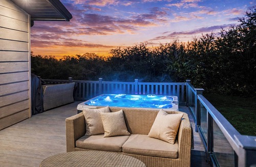 Westmarsh Ski Chalet | Executive Lodge with Hot Tub