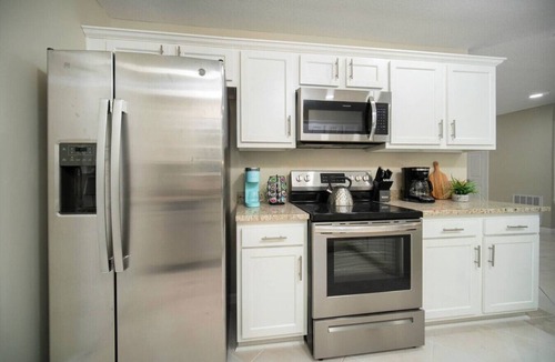 Southside House | ~Executive Pad Sleeps 12 Heated Pool & Boardroom~