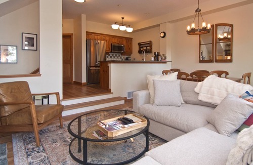 Nordic Estates House | Executive Peaceful mountain retreat! SKI IN/SKI OUT. Mountain Views! Double garagern2 level home