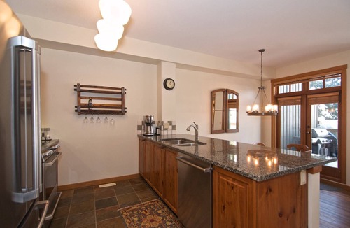 Nordic Estates House | Executive Peaceful mountain retreat! SKI IN/SKI OUT. Mountain Views! Double garagern2 level home