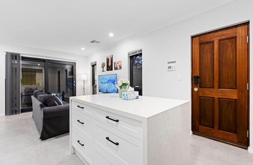 Naperville House | Executive Queen Room 1 Walk to Curtin University