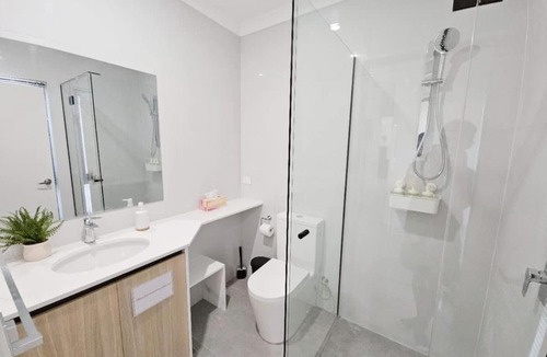Naperville House | Executive Queen Room 1 Walk to Curtin University