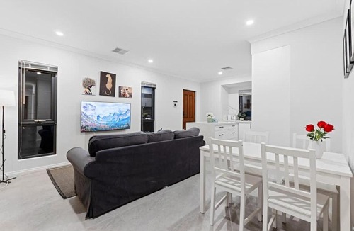 Naperville House | Executive Queen Room 1 Walk to Curtin University