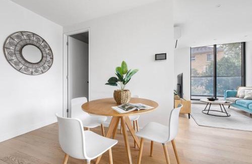Melbourne Apartment | Executive Resort-Style Living at Leafy Albert Park