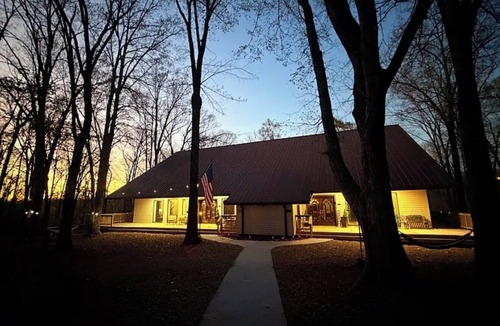 Rogers House | Executive Retreat in Rogers Near Beaver LakenPeaceful Nature Getaway Lake access