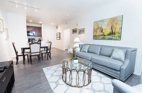 Airport Area Apartment | Executive Scholarship Suite｜Community Pool and Fitness Center｜Free Parking #19