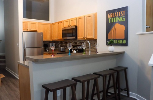 Wholesale District Apartment | EXECUTIVE STAY+KING BED+WIFI+W/D+PETS