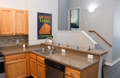 Wholesale District Apartment | EXECUTIVE STAY+KING BED+WIFI+W/D+PETS