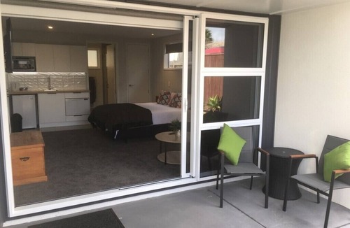 Mount Maunganui Apartment | Executive Studio Retreat – 400m to the Beach