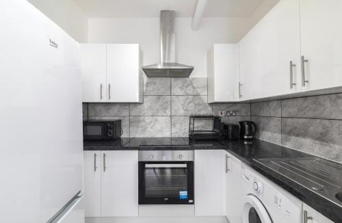 Harrow Road Apartment | Executive Studio Apartment in Maida Vale AC Sleeps 4