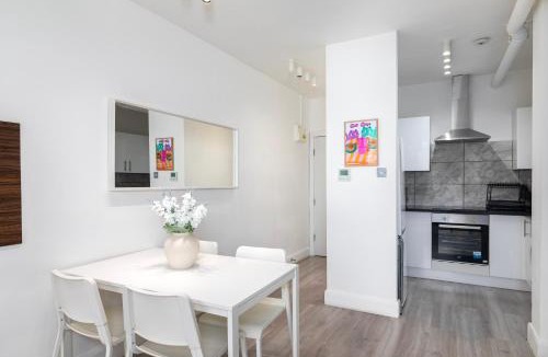 Harrow Road Apartment | Executive Studio Apartment in Maida Vale AC Sleeps 4