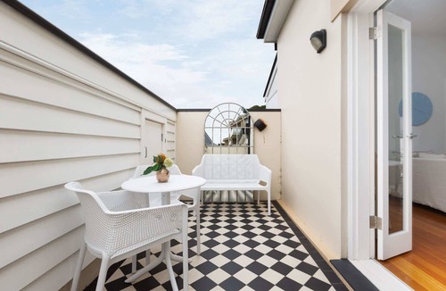 Lewisham Apartment | Executive Studio With Patio Near Trains