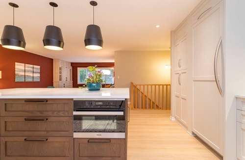 Gordon Head House | Executive style, Luxurious, Stunning Main floor Near UVIC. EV Charger.