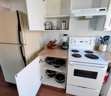 Alert Bay Apartment | Executive Suite 2 Bedroom Serviced Apartment