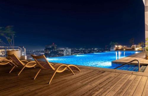 South Triangle Apartment | Executive Suite, City Skyline near Solaire & MRT