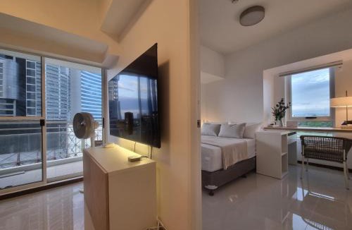 South Triangle Apartment | Executive Suite, City Skyline near Solaire & MRT