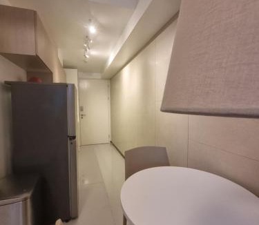 South Triangle Apartment | Executive Suite, City Skyline near Solaire & MRT