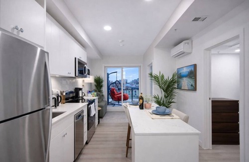Crescent Heights Apartment | Executive Suite| Downtown Skyline View| UG Parking