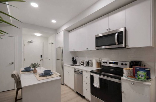 Crescent Heights Apartment | Executive Suite| Downtown Skyline View| UG Parking