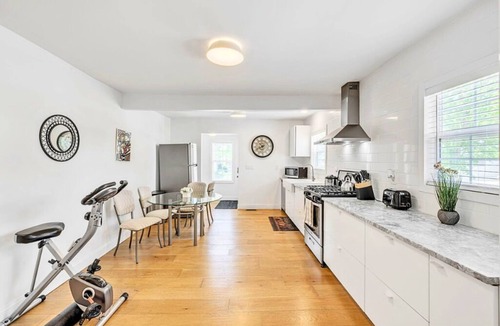 Royal Oak House | Executive Suite - Prime Location - Sleeps 6 - Downtown
