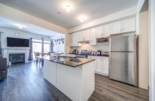The Blue Mountains House | Executive Town Home-Mountain View-Historic Snowbridge Village, Walking Distance to the Resort
