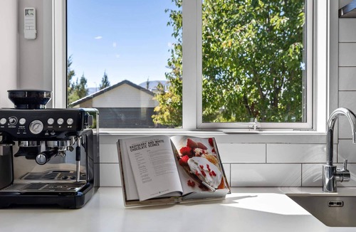 Lower Shotover House | Executive Two Bedroom Luxury Home With Spa